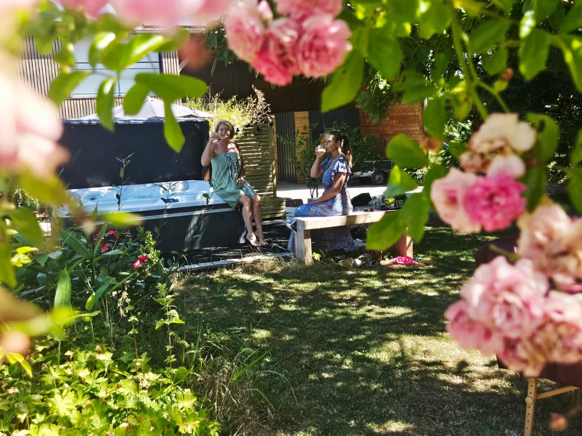 Un temps d’échange avec Séverine dans un jardin entouré de roses