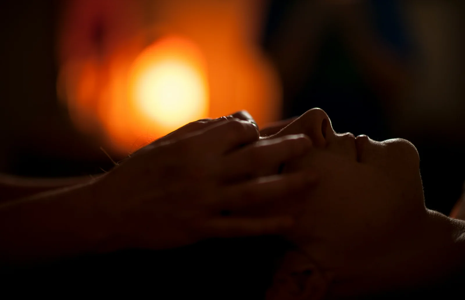 Massage du visage et des tempes dans une ambiance chaleureuse